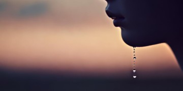 流下了悲伤的泪水到底是哪首歌？
