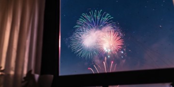 窗外响起了烟花声出自哪首歌？