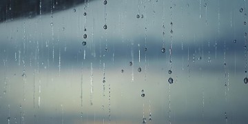 天空还在下雨出自哪首歌？
